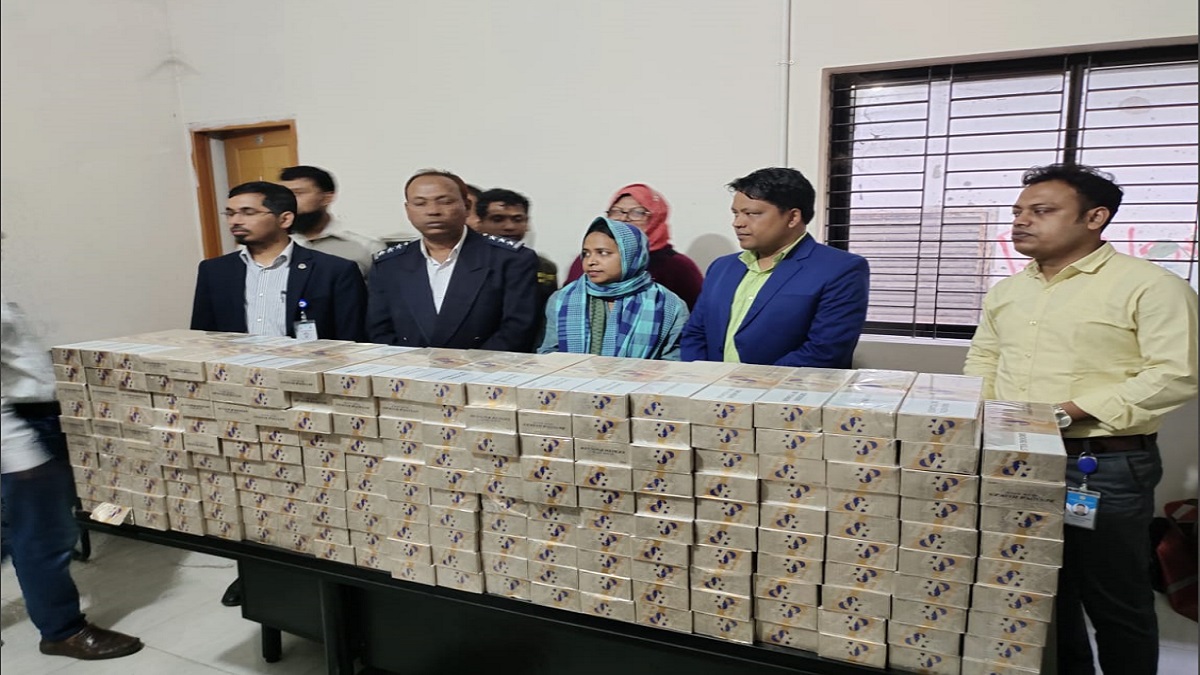 বন্ধন এক্সপ্রেস ট্রেন থেকে বিদেশি মদসহ ৫০ হাজার কার্টুন সিগারেট জব্দ