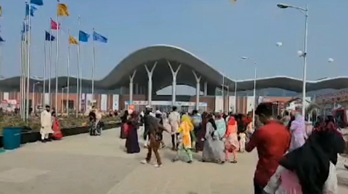 ছুটির দিনে জমজমাট বাণিজ্য মেলা