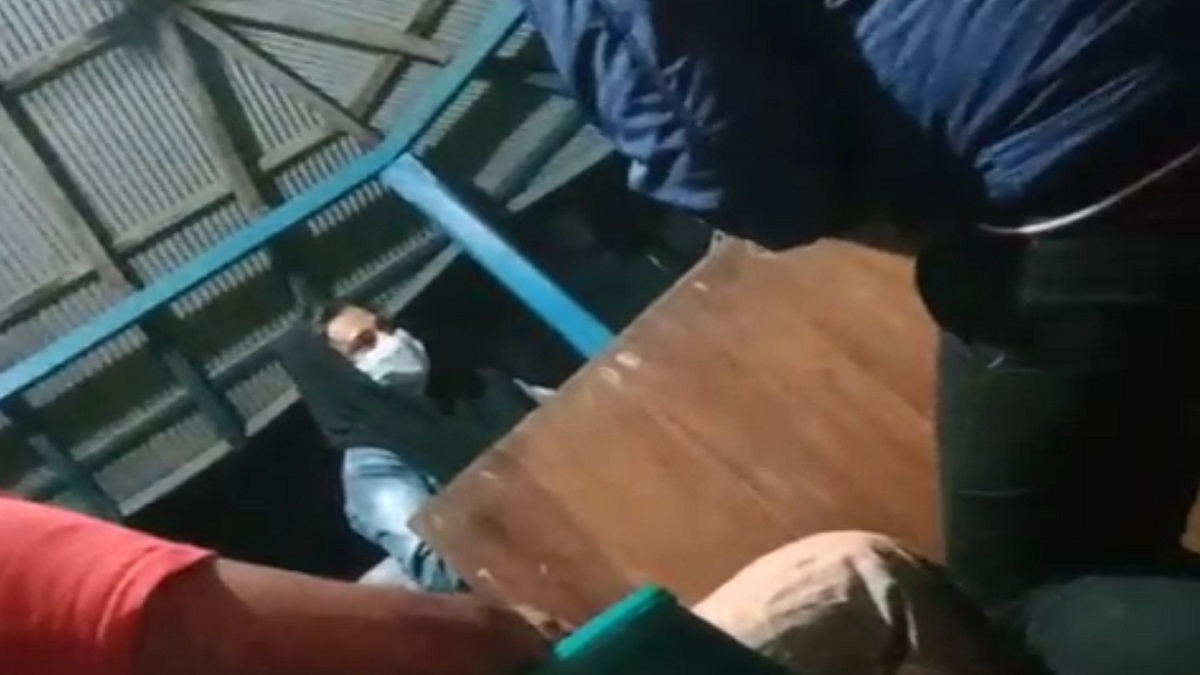 ডিভোর্সের পর আবারও সাবেক স্বামীকে বিয়ে করতে থানার সামনে তরুণীর অনশন