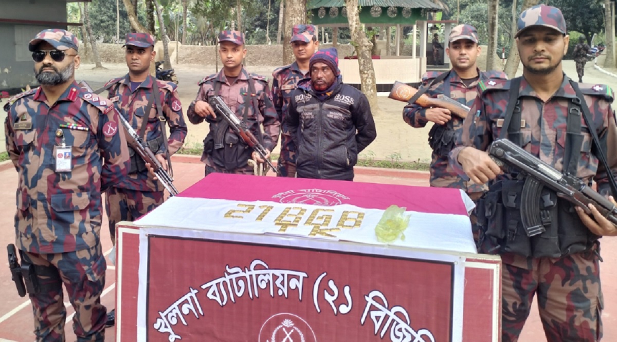 শার্শা সীমান্তে ৭ কেজি স্বর্ণের বারসহ পাচারকারী আটক