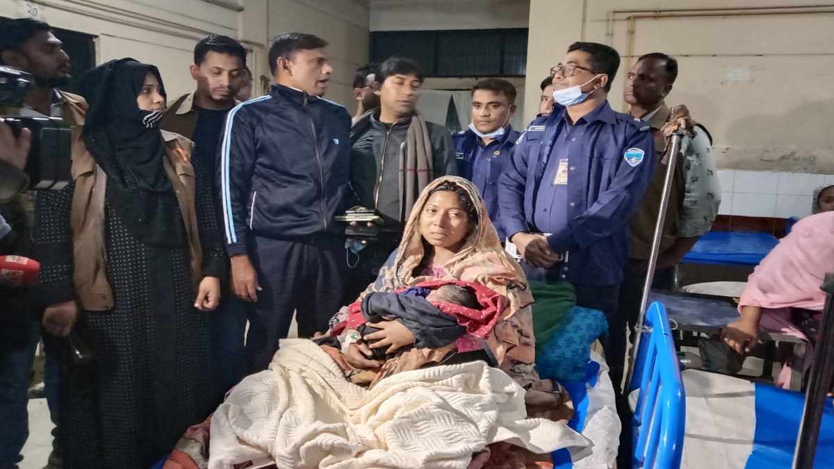 হাসপাতাল থেকে চুরি যাওয়া নবজাতককে উদ্ধার করলো পুলিশ