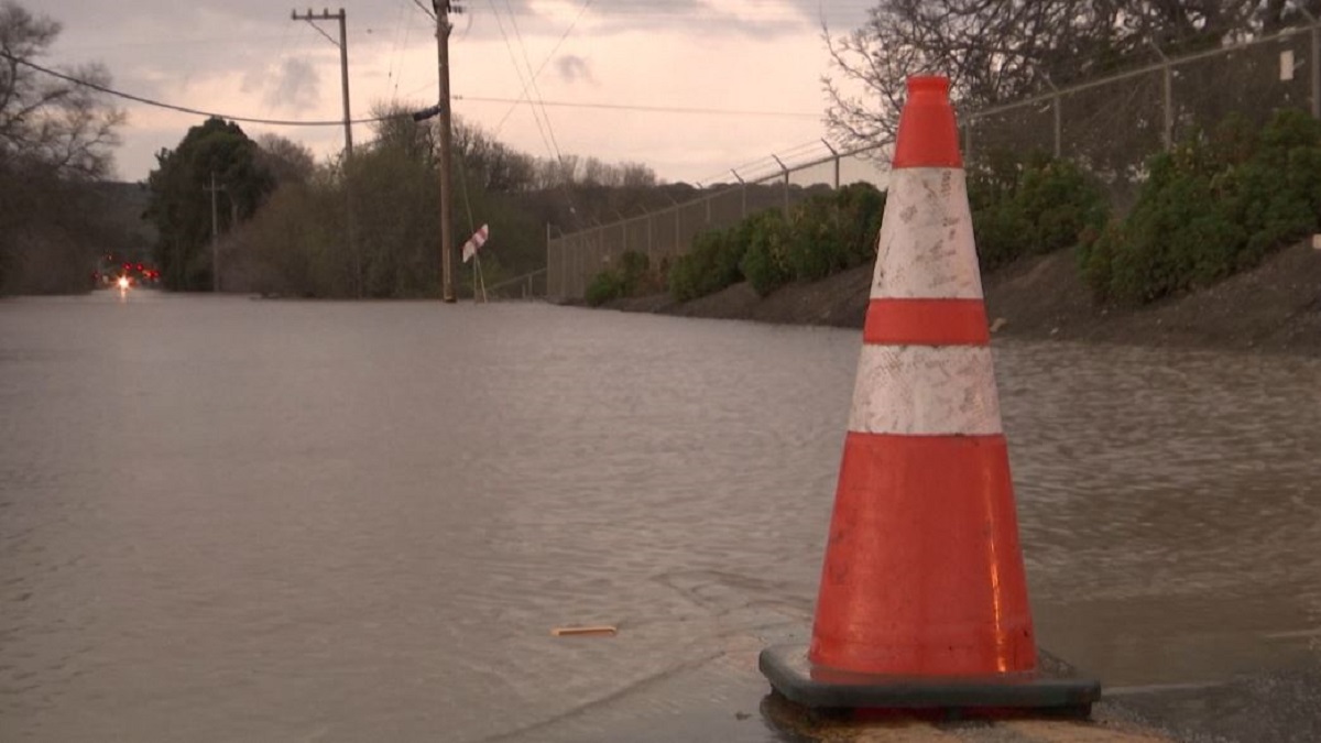 ক্যালিফোর্নিয়ার বন্যা পরিস্থিতির আরও অবনতি