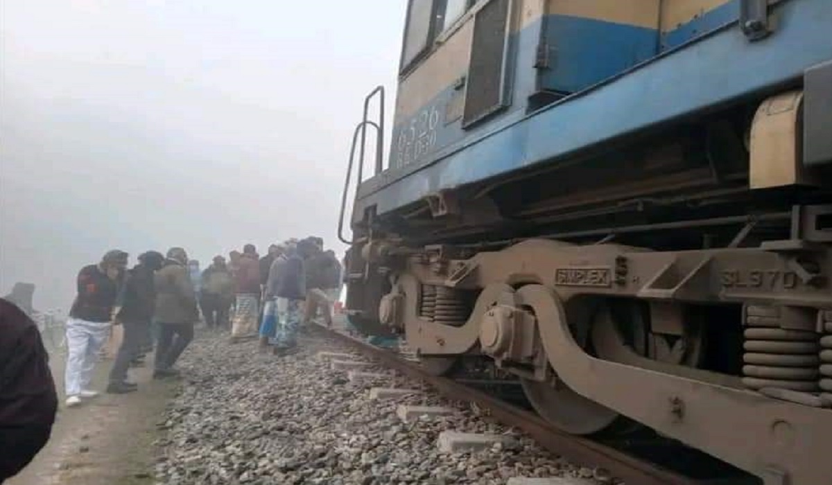 চিলাহাটিতে দুই ইঞ্জিনের মুখোমুখি সংঘর্ষে আহত ১০