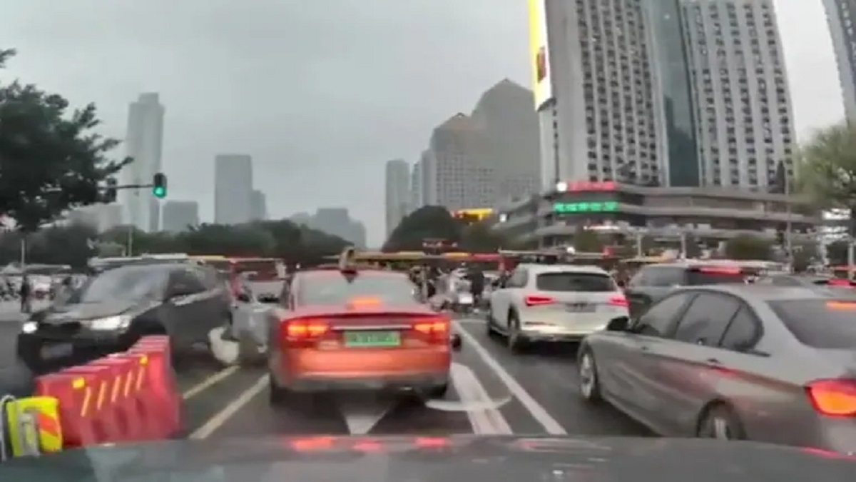 চীনে পথচারীদের ওপর উঠে গেলো গাড়ি, নিহত ৫