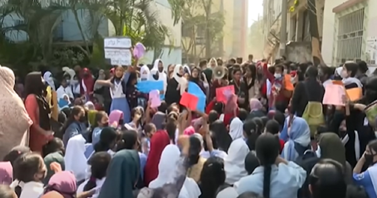 ২০১২ সাল থেকে ছাত্রীদের যৌন হয়রানি করে আসছেন প্রধান শিক্ষক!