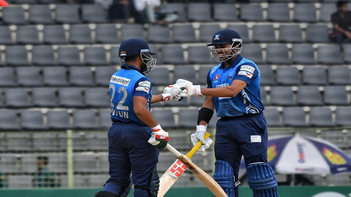 বরিশালকে হারিয়ে প্লে অফের আশা বাঁচিয়ে রাখলো ঢাকা