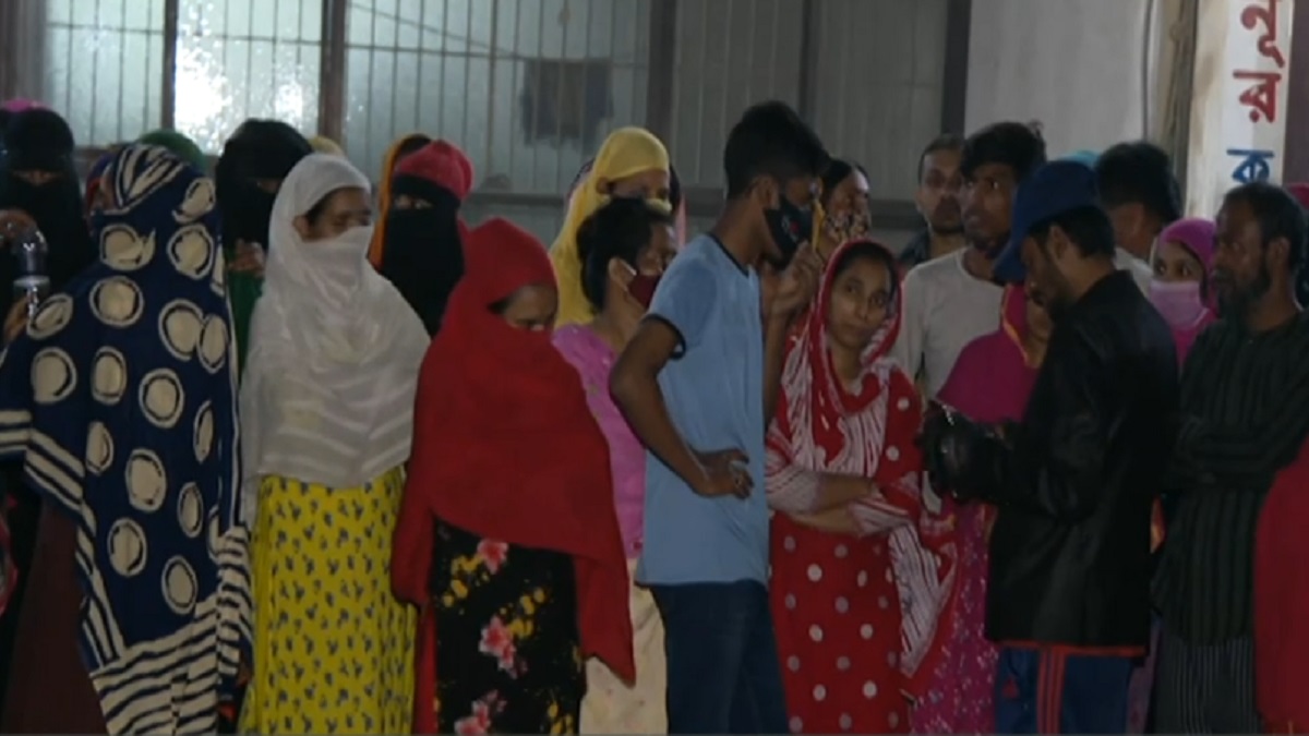 বেতন দেয়ার কথা বলে মারধর, দক্ষিণখানে সড়ক অবরোধ করে বিক্ষোভ পোশাক শ্রমিকদের