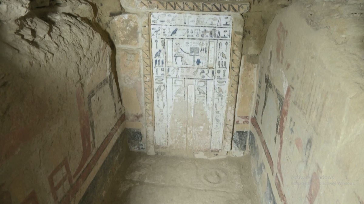 মিশরে ৪ হাজার ৩০০ বছর পর উদ্ধার হলো স্বর্ণে মোড়ানো মমি