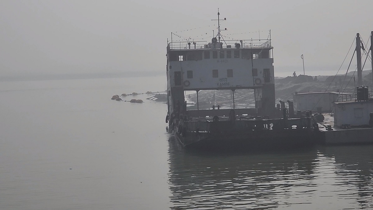 ৯ ঘণ্টা পর শরীয়তপুর-চাঁদপুর রুটে ফেরি চলাচল শুরু