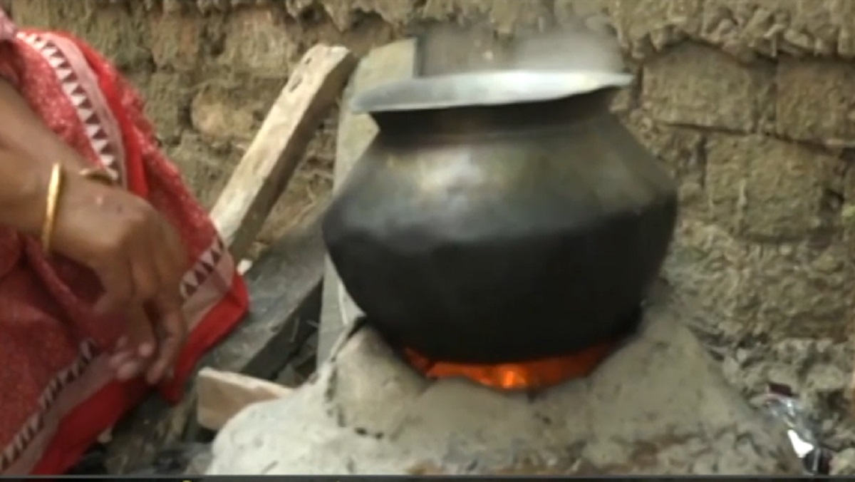 গ্যাস সংকটে লাকড়ির চুলার যুগে ফিরে যাচ্ছে নোয়াখালী