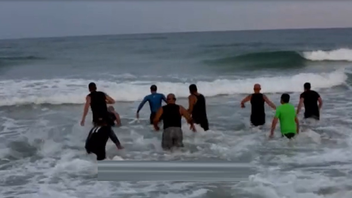 সুস্বাস্থ্যের জন্য তীব্র শীতে গাজার মানুষের সাঁতার!