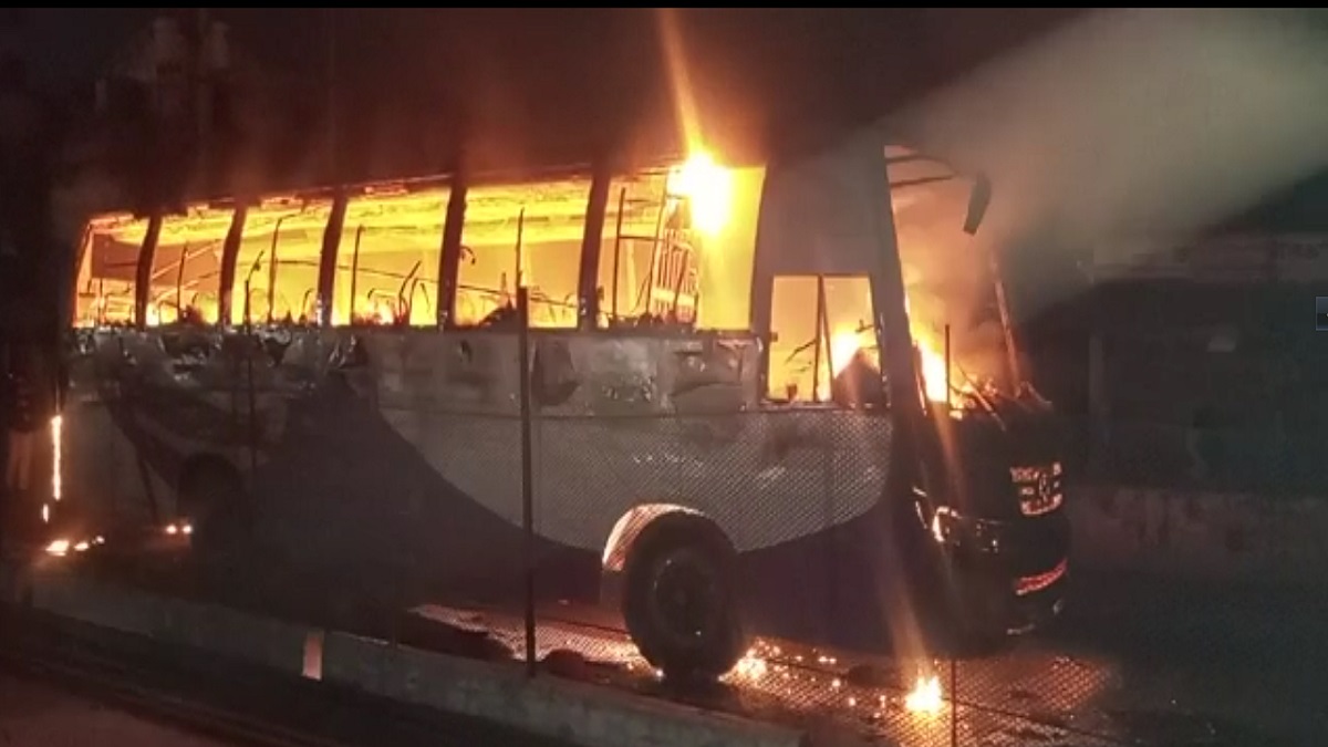 শ্রমিক নিহতের গুজবে দু’টি বাসে আগুন