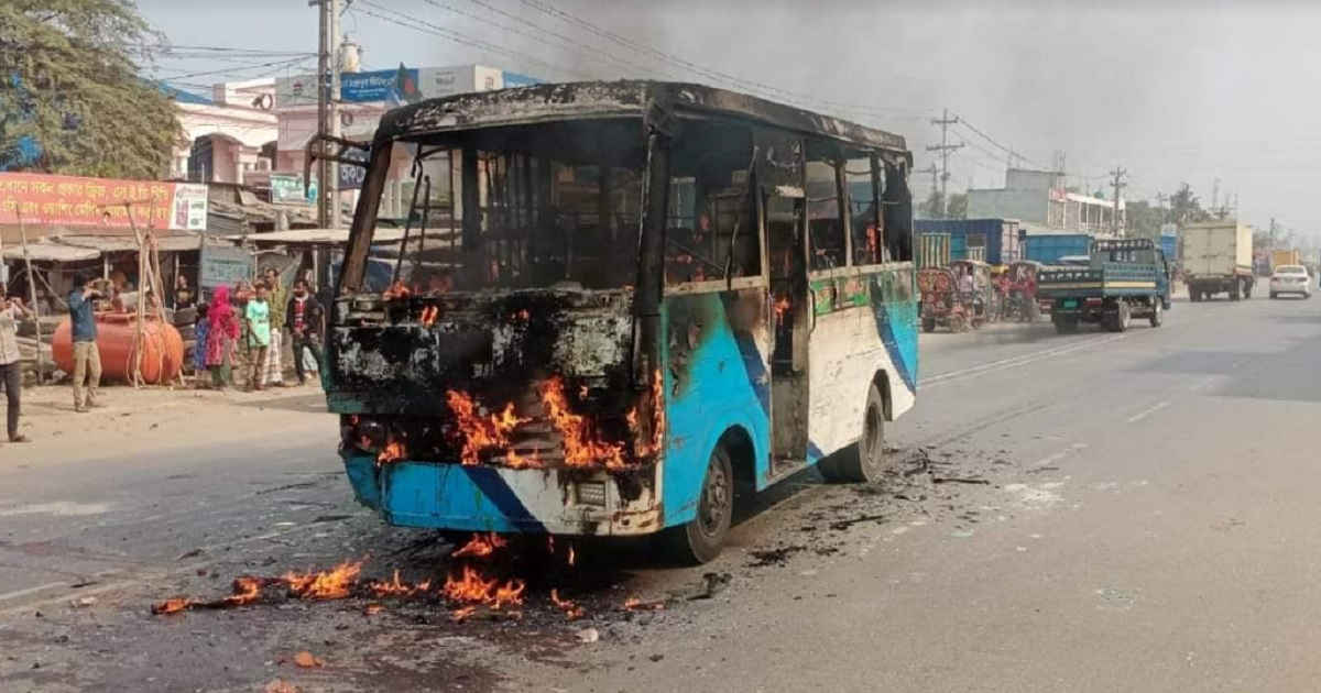 গাজীপুরে সিএনজির সাথে সংঘর্ষের ঘটনায় বাসে আগুন