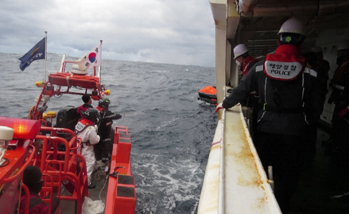 হংকংয়ের কার্গো জাহাজ ডুবি, নিখোঁজ অন্তত ১৩