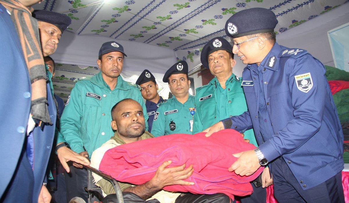 অসহায় মানুষের মাঝে শীতবস্ত্র বিতরণ করলেন আইজিপি