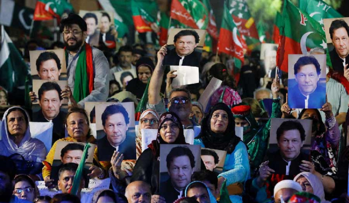 ইমরান খানের নিরাপত্তা প্রত্যাহার, নেতাকে ‘নিরাপত্তা দিতে’ বাড়ির সামনে হাজারো সমর্থক