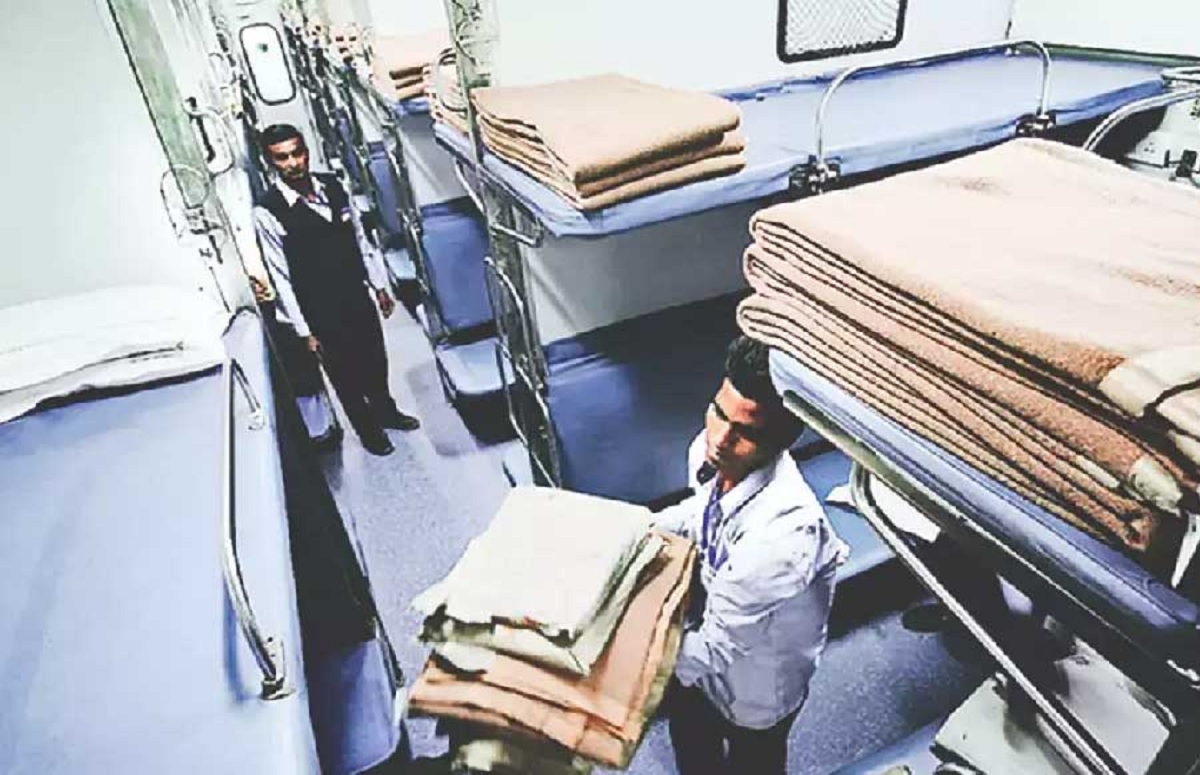 ভারতে রেলের কম্বলে দুর্গন্ধ, বমি করলেন যাত্রীরা