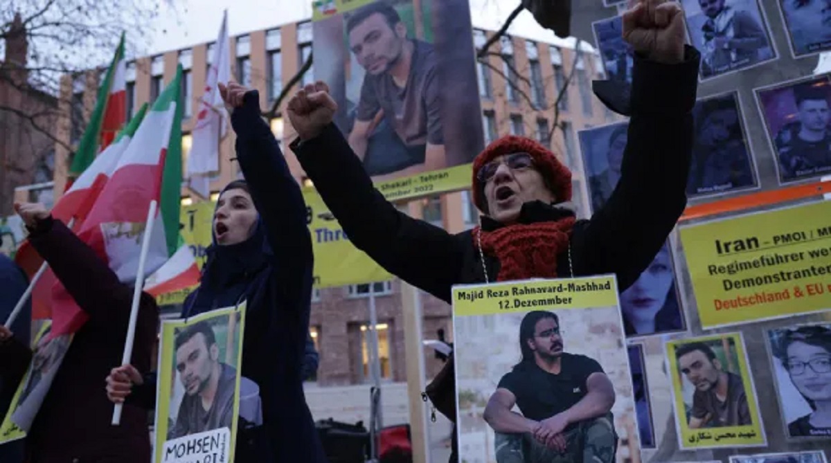 আন্দোলনকারীদের মৃত্যুদণ্ডের প্রতিবাদে কারাগার ঘেরাও করে বিক্ষোভ ইরানে