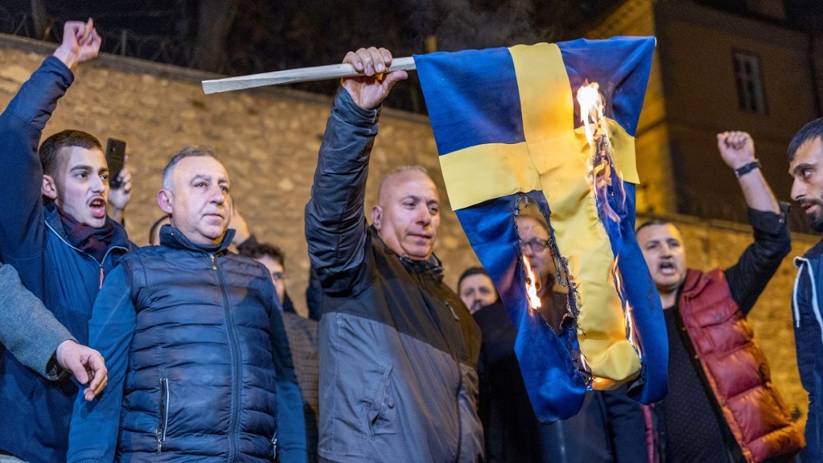 কোরআন পোড়ানোর প্রতিবাদে ইন্দোনেশিয়ায় পুড়েছে সুইডেনের পতাকা