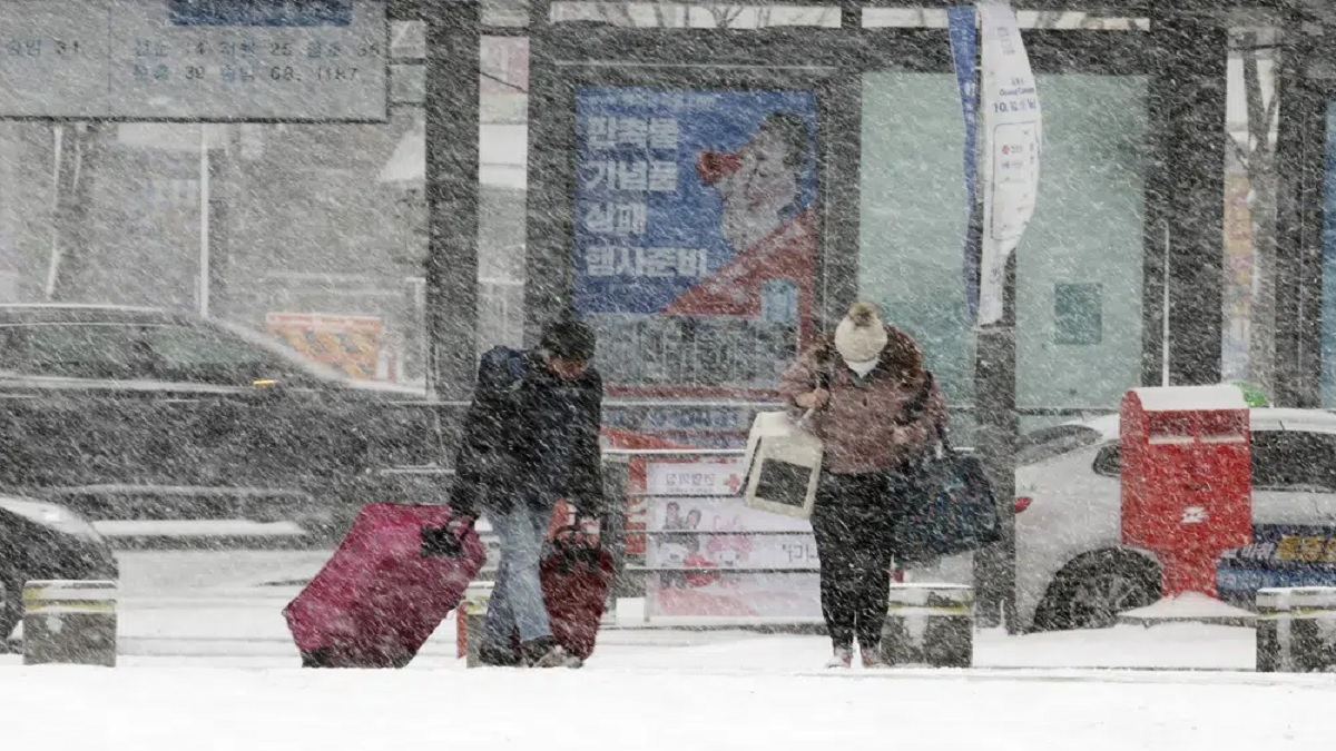 টানা দ্বিতীয়দিনের তুষারঝড়ে বিপর্যস্ত জাপান