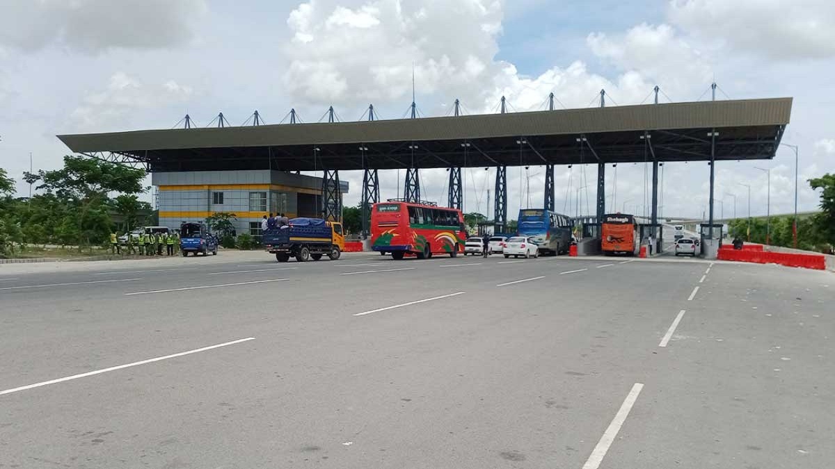 জাজিরায় ট্রাকের ধাক্কায় নারীসহ ৬ অ্যাম্বুলেন্স আরোহী নিহত