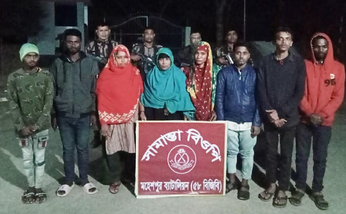 অবৈধভাবে ভারতে প্রবেশের সময় নারী-শিশুসহ আটক ৯