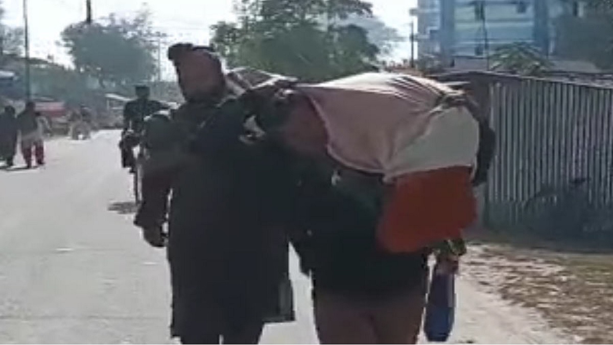 অ্যাম্বুলেন্সের ভাড়া অনেক, মায়ের মরদেহ কাঁধে নিয়ে রওয়ানা দিলেন ছেলে