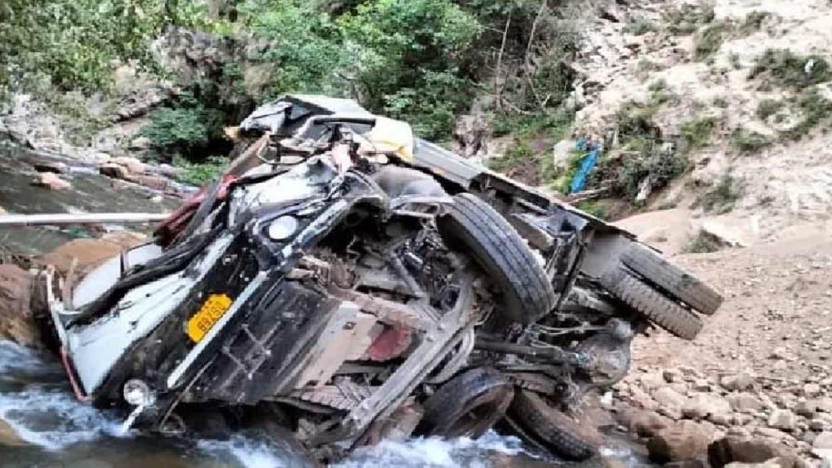 কাশ্মিরে যাত্রীবাহী গাড়ি খাদে পড়ে নিহত ৫, আহত অন্তত ১৫