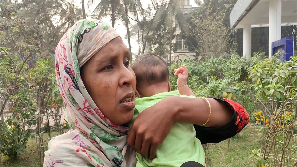 অভাবের দায়ে বিক্রি হওয়া সন্তানকে ফিরিয়ে দিলো পুলিশ