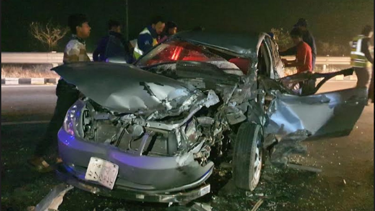 মাওয়া এক্সপ্রেসওয়েতে দাঁড়িয়ে থাকা পিকআপকে প্রাইভেটকারের ধাক্কা, আহত ২