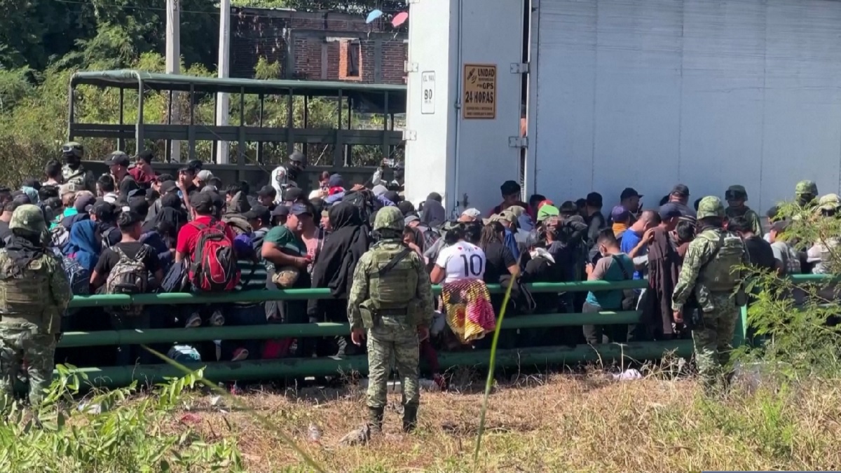 ট্রাক ট্রেইলারে লুকিয়ে যুক্তরাষ্ট্র সীমান্তে যাওয়ার সময় আটক ২৫০