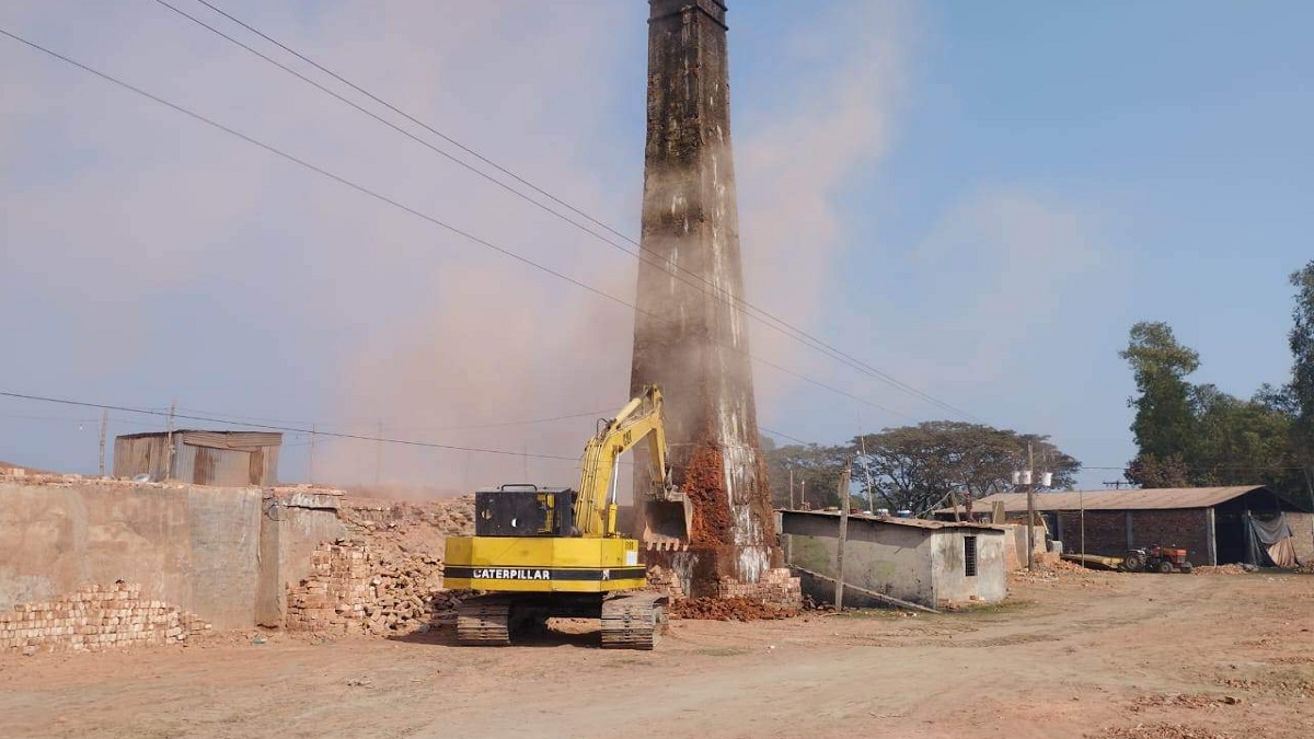 নরসিংদীতে পরিবেশ দূষণের দায়ে ইটভাটার চিমনী গুঁড়িয়ে দেয়া হলো