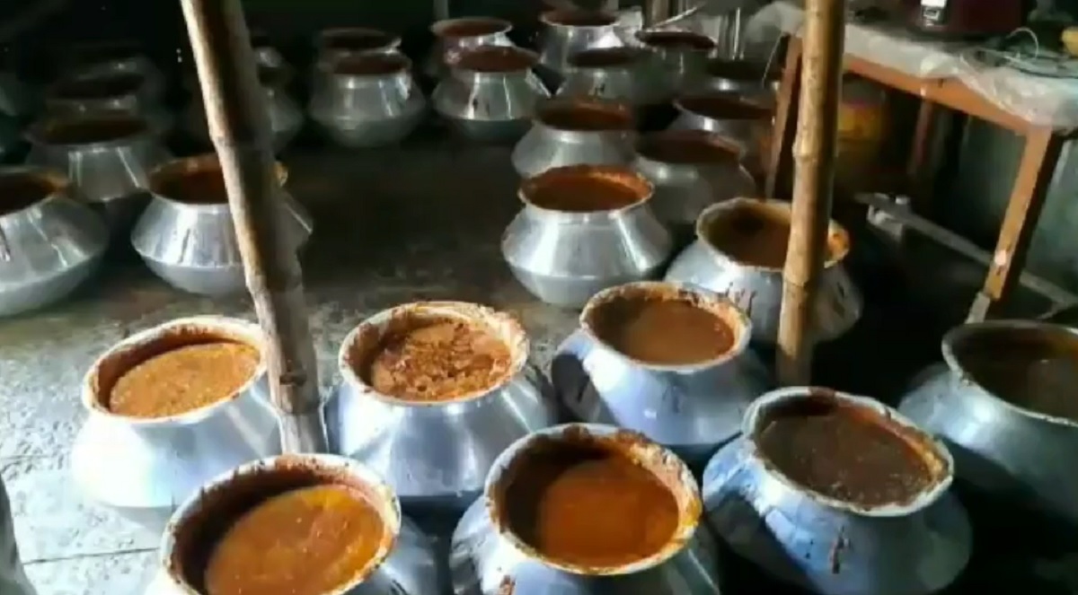 নাটোরে ভেজাল গুড় তৈরির কারখানায় অভিযান, ২ লাখ ৬৪ হাজার টাকা জরিমানা