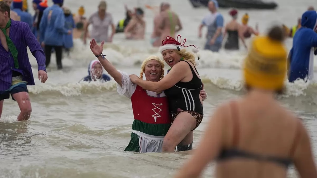 বরফশীতল পানিতে হাজারও মানুষের সাঁতারে বেলজিয়ামে বর্ষবরণ