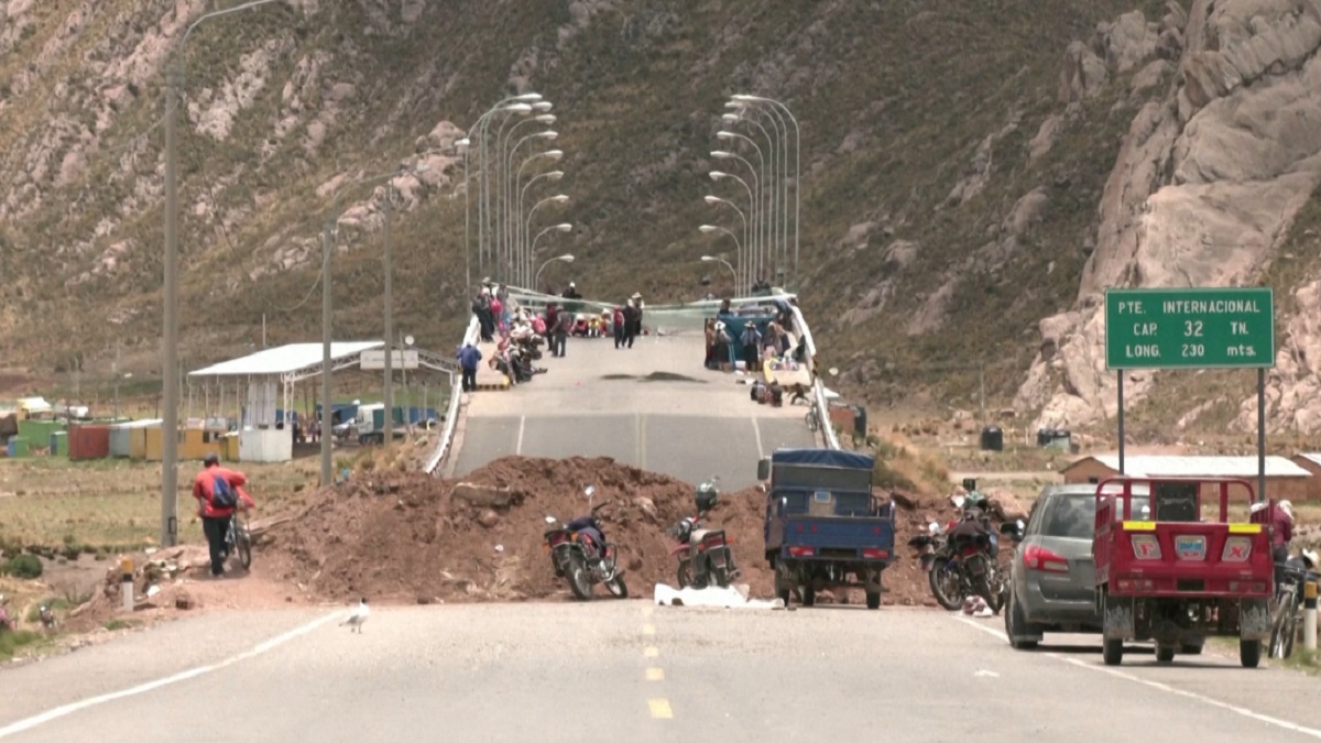 পেরুর আন্দোলনে স্থবির বাণিজ্যিক কার্যক্রম, সীমান্তে আটকা হাজারো লরি