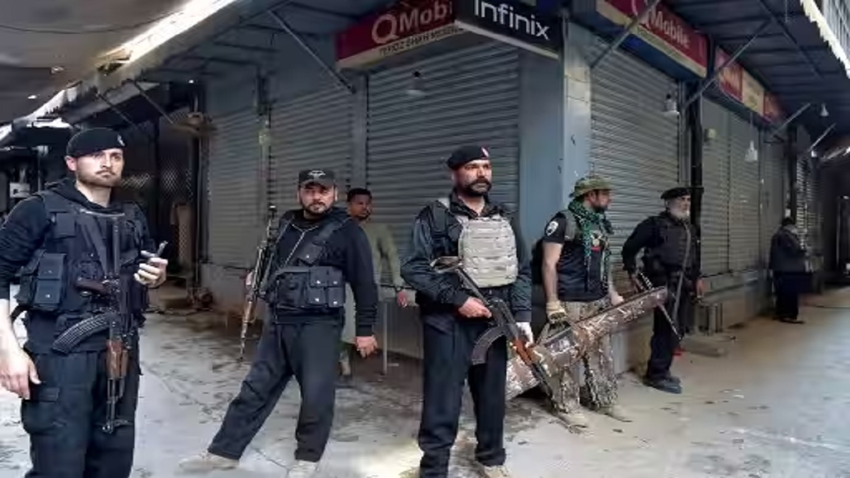 পেশোয়ারের সারবান্দ থানায় সন্ত্রাসী হামলায় নিহত ৩