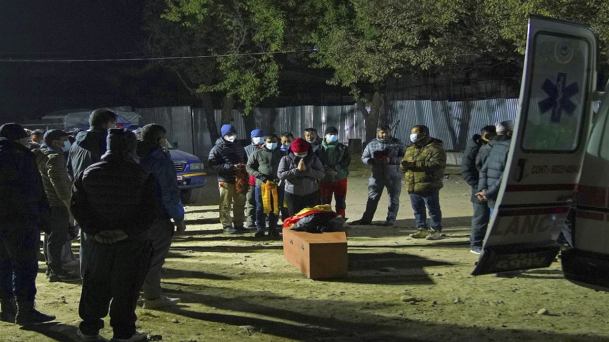 পোখারা মর্গের সামনে নিহতদের স্বজনদের ভিড়