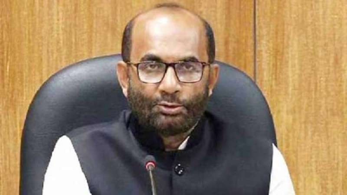 প্রধানমন্ত্রী এখনো ঝুঁকিতে আছেন: শ ম রেজাউল করিম