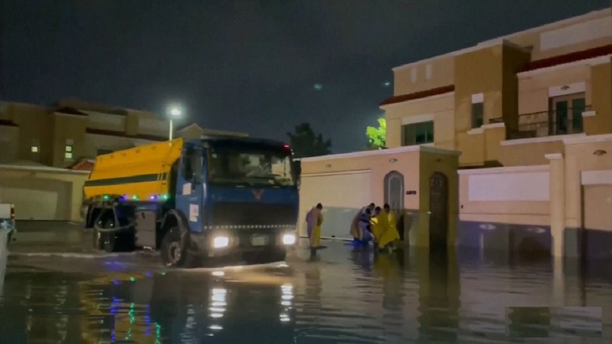 বন্যার কবলে মরুর দেশ সৌদি আরব