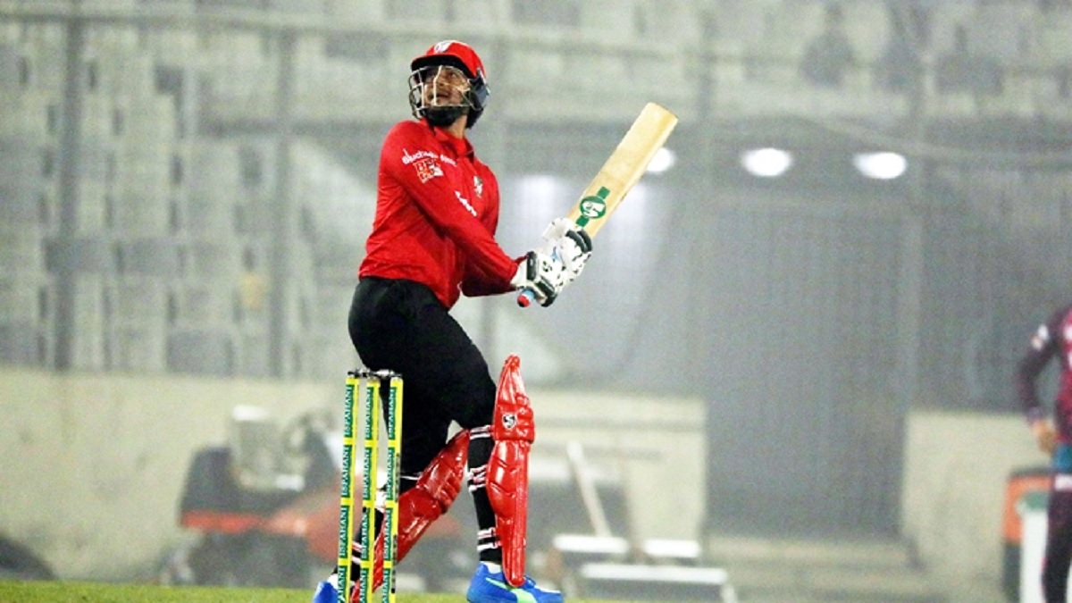 আম্পায়ারের সিদ্ধান্তে তর্কে জড়ালেন সাকিব