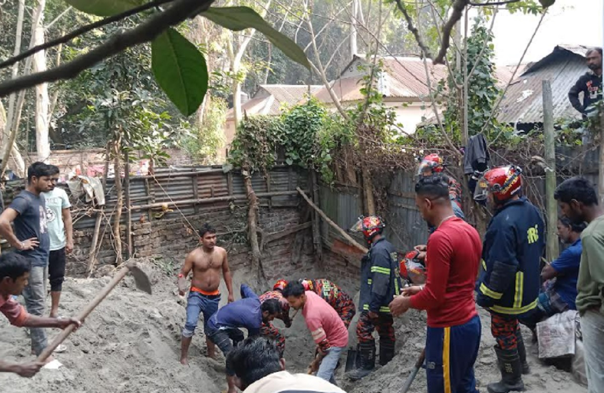 সিরাজগঞ্জে শৌচাগারের কূপ নির্মাণের সময় মাটি ধস, নিহত ১