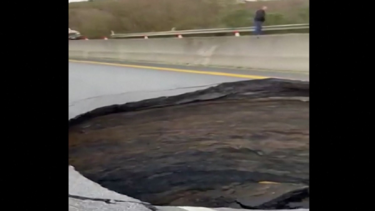 ক্যালিফোর্নিয়ায় বেড়েই চলেছে দানবীয় গর্ত বা সিংকহোল