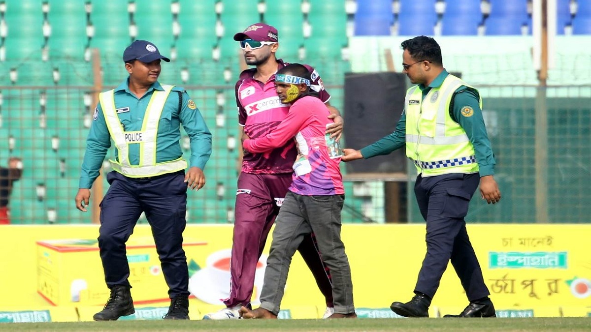 মাঠে ঢুকে মাশরাফীকে জড়িয়ে ধরলেন ভক্ত