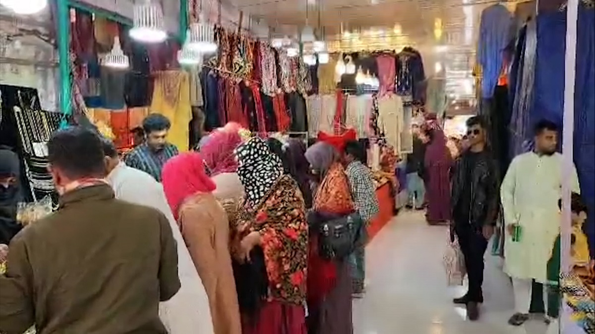 বেলা গড়ানোর সাথে সাথে বাণিজ্য মেলায় ভিড় বাড়ছে