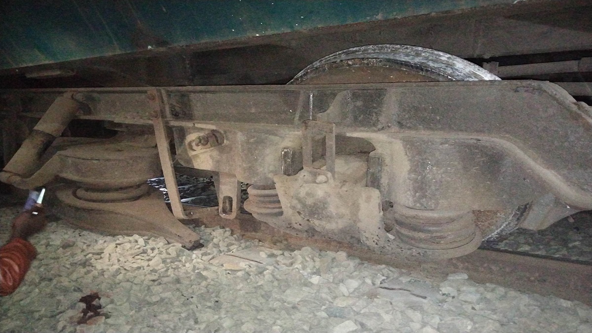 ঝিনাইদহে যাত্রীবাহী ট্রেন লাইনচ্যুত, খুলনার সাথে সকল রেল যোগাযোগ বিচ্ছিন্ন