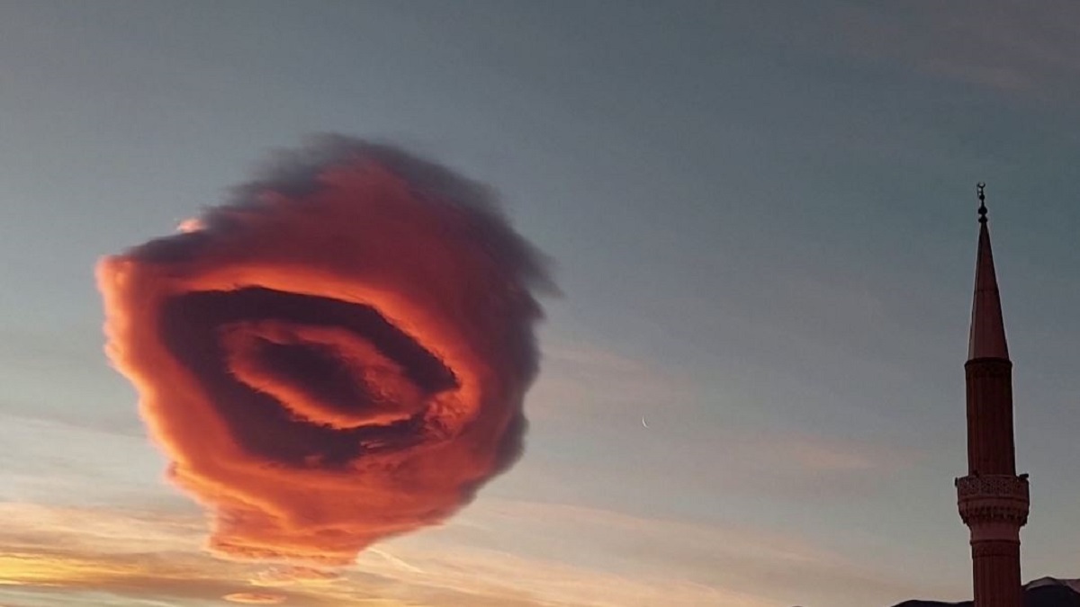 তুরস্কের আকাশে বিস্ময়কর মেঘের গঠন