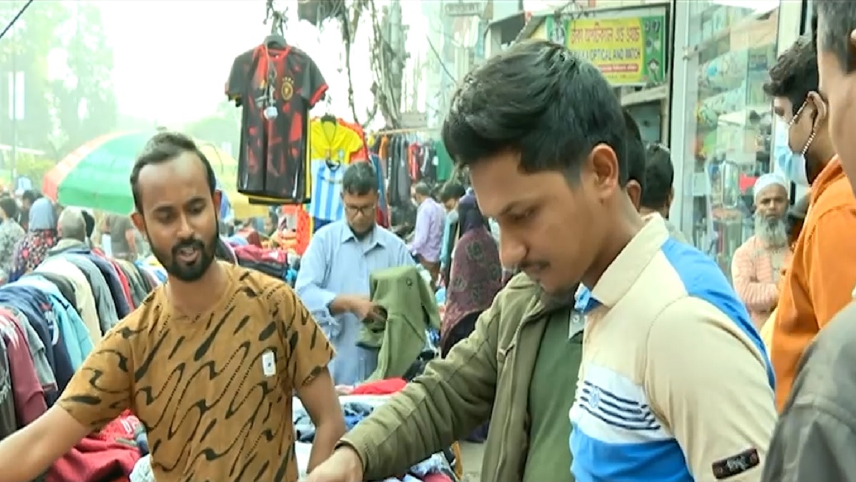 রাজধানীতে শীতের তীব্রতায় বেড়েছে গরম কাপড়ের চাহিদা, দামের উত্তাপে নাকাল ক্রেতা