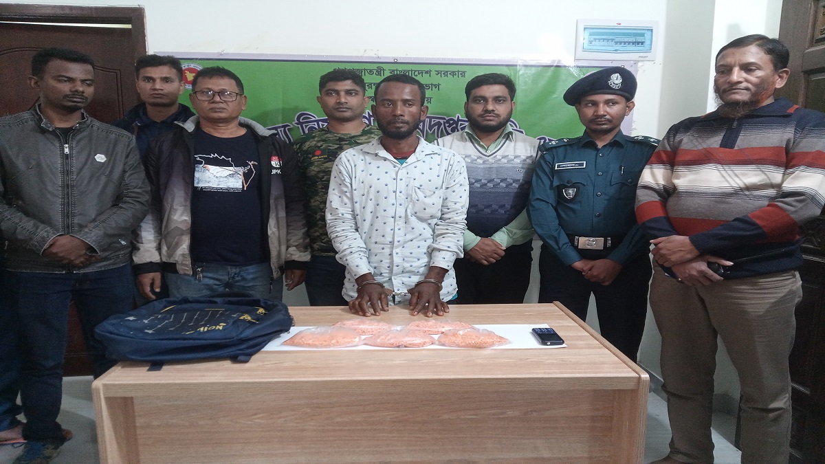 বাসে যাত্রী সেজে পাচার হচ্ছিল বিপুল পরিমাণ ইয়াবা, অবশেষে ধরা