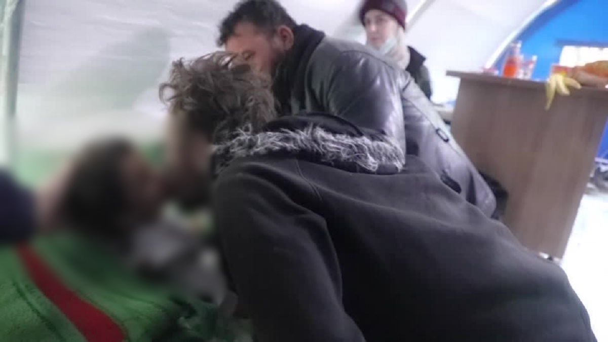 ধ্বংসস্তূপ থেকে চারদিন পর ১৮ মাস বয়সী সন্তানকে ফিরে পেলেন বাবা