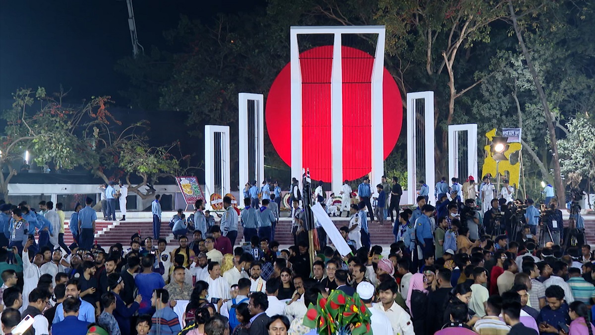 মধ্যরাতে কেন্দ্রীয় শহীদ মিনারে হাজারও মানুষের ভিড়, সর্বত্র বাংলা ব্যবহারের তাগিদ